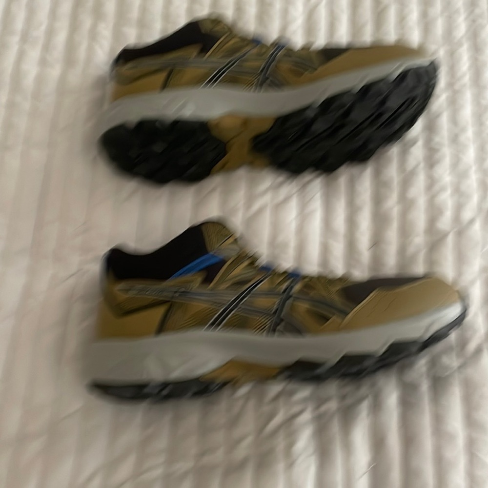 ASICS gel-venture 8 mid brand new without box sample